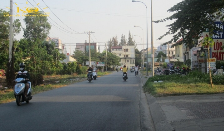 Con đường trước nhà