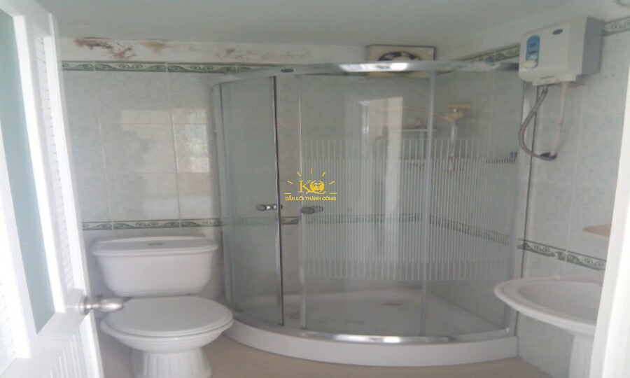 Phòng tắm được làm bằng kính trong suốt.