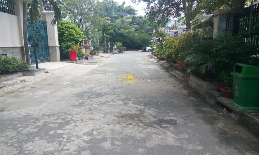 Đường trước nhà rộng