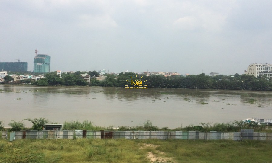 Hình ảnh nhìn từ nhà cho thuê ra bờ sông.