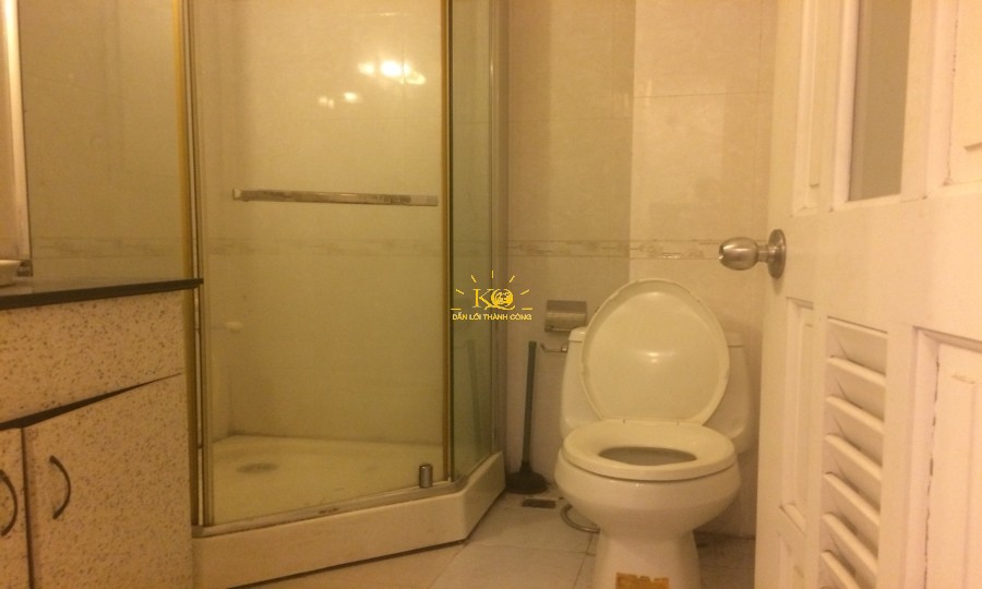 Nhà tắm được thiết kế bằng kính trong suốt.